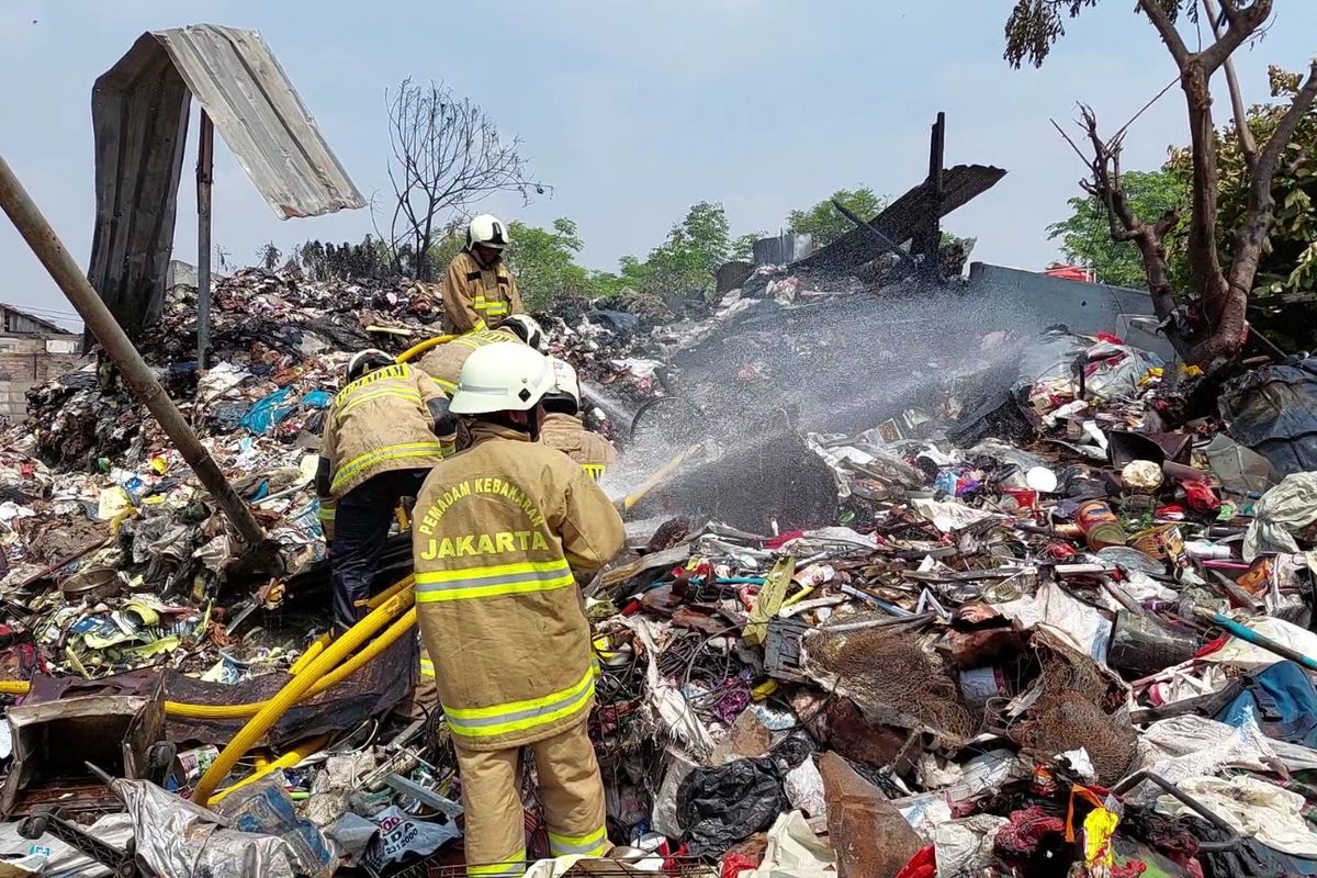 Lapak pengepul barang rongsokan seluas 500 meter persegi, terbakar di Jalan Kyai Hasyim Gang Sawo 3 RT 003/003 Kelurahan Joglo, Kecamatan Kembangan, Jakarta Barat, pada Rabu (12/10/2022). 