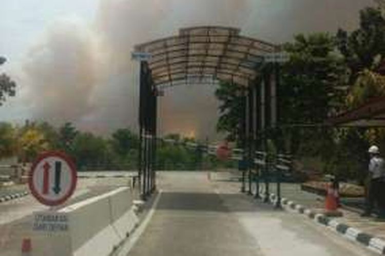 Asap akibat kebakaran lahan di Dumai, Provinsi Riau, Sabtu (5/3/2016), terlihat dari gerbang PT Chevron Pacific Indonesia Camp Dumai.
