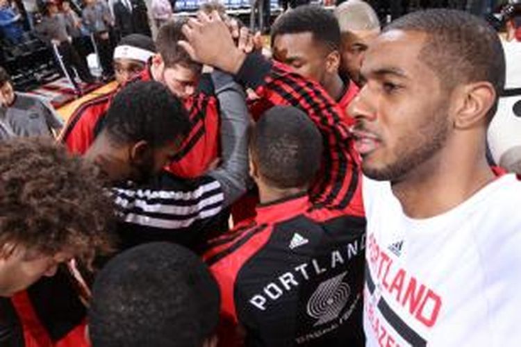 LaMarcus Aldridge (kanan) dan para pemain Portland Trail Blazers melakukan tos bersama sebelum bertanding melawan Houston Rockets pada laga lanjutan kompetisi NBA di Moda Center Arena, Kamis (12/12/2013).