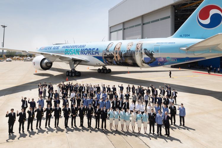 Livery personel Blackpink di badan pesawat Korean Air.