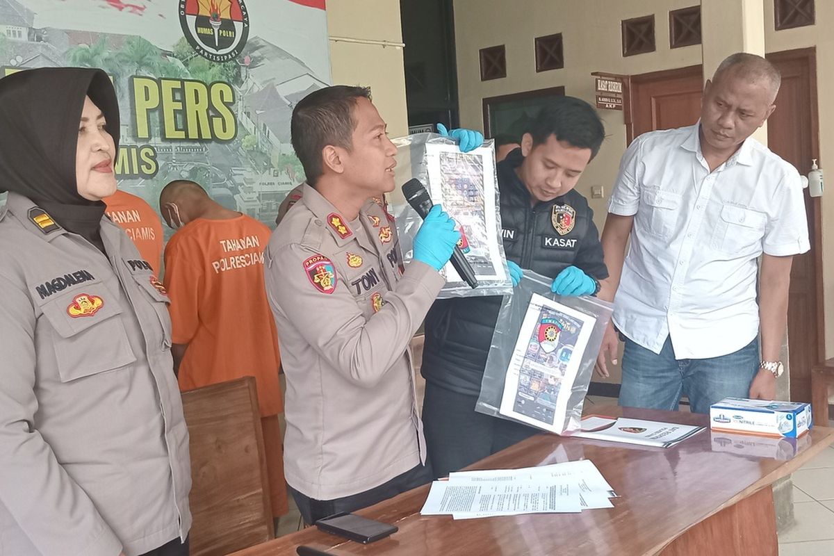 Kapolres ciamis AKBP Tony Prasetyo menunjukkan akun instagram yang dipakai mempromosikan judi slot, saat ekspos di mapolres, Selasa (29/8/2023).