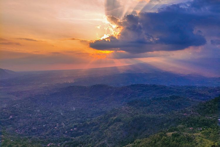 Sunset yang terhalang awan dari puncak Bukit Cumbri.