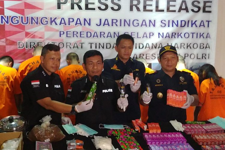 Polisi mengamankan puluhan liquid atau cairan untuk rokok elektronik (vape) yang didatangkan dari Belanda. Liquid bermerk Dvtch Amsterdam tersebut mengandung narkoba jenis canabinoid. Jumpa pers digelar di Direktorat Narkoba Bareskrim Polri, Jakarta, Rabu (1/11/2017).