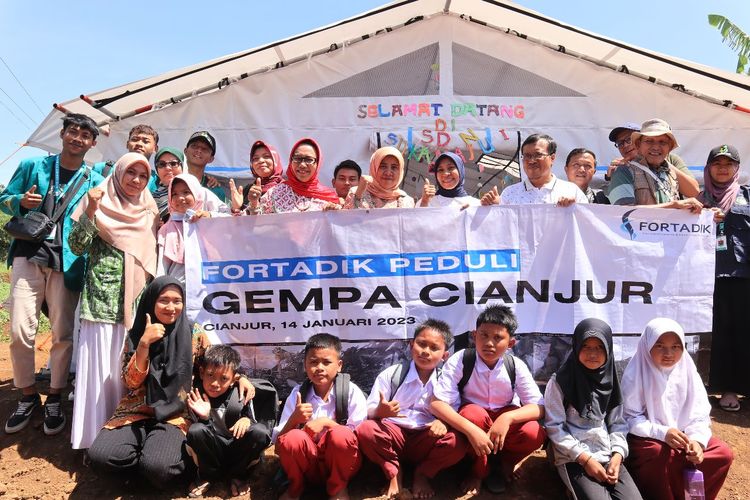Forum Wartawan Pendidikan (Fortadik) menyalurkan bantuan kepada korban gempa bumi di Cianjur, Jawa Barat di beberapa titik sekolah yang terdampak serius dari bencana alam tersebut (14/2/2022).

