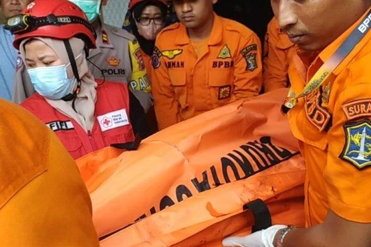 Evakuasi korban kebakaran di sebuah rumah dua lantai, jalan Menanggal III, Gang Jeruk, Menanggal, Gayungan, Surabaya, Senin (27/2/2023). 
