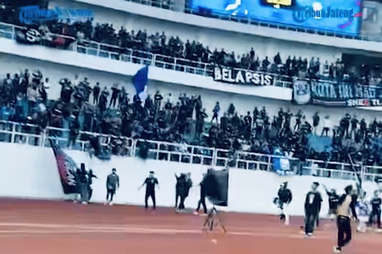 Suasana kericuhan suporter usai laga pekan ke-21 Liga 1 2023-2024 antara PSIS Semarang vs PSS Sleman yang berakhir dengan skor 1-0 di Stadion Jatidiri Semarang, Jawa Tengah, Minggu (3/12/2023) malam. 