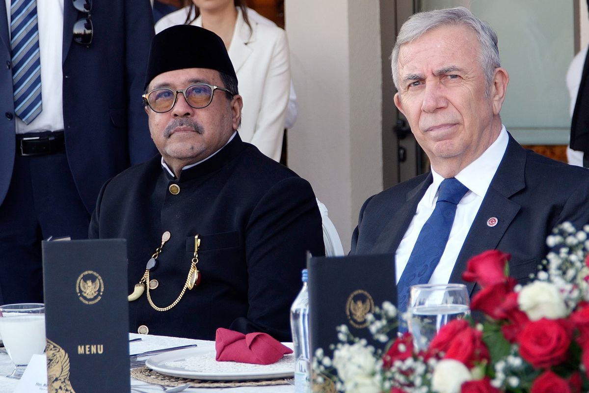 Wakil Gubernur (Wagub) DKI Jakarta Rano Karno duduk bersama Wakil Presiden (Wapres) Turki Cevdet Y?lmaz saat keduanya bertemu di Wisma Duta milik Kedutaan Besar RI di Ankara, dalam acara resepsi perayaan 75 tahun hubungan diplomatik RI-Turki, Kamis (21/8/2025). 