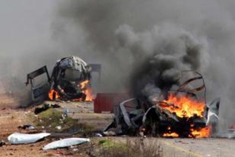 Kendaraan tentara Israel hancur terbakar di jalanan dekat kawasan pertanian perbatasan Israel - Lebanon, setelah dihantam rudal yang ditembakkan kelompok Hezbollah, 28 Janaru 2015. Dua orang tentara Israel tewas, dan tujuh orang terluka dalam serangan ini.