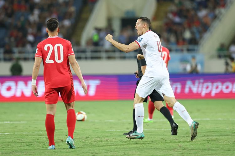 Bek Jay Idzes merayakan gol bagi Timnas Indonesia saat menghadapi Vietnam pada lanjutan laga Grup F Kualifikasi Piala Dunia 2026 Zona Asia. Laga Vietnam vs Indonesia bergulir di Stadion Nasional My Dinh, Hanoi, pada Selasa (26/3/2024) mulai pukul 19.00 WIB.