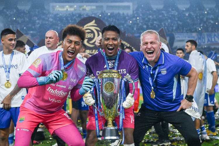 Para penjaga gawang Persib Bandung merayakan gelar juara Sabtu (23/5/2026) di Gelora Bandung Lautan Api (GBLA), (paling kiri) Fitrah Maulana, Teja Paku Alam, dan pelatih kiper Persib Mario Jozic.