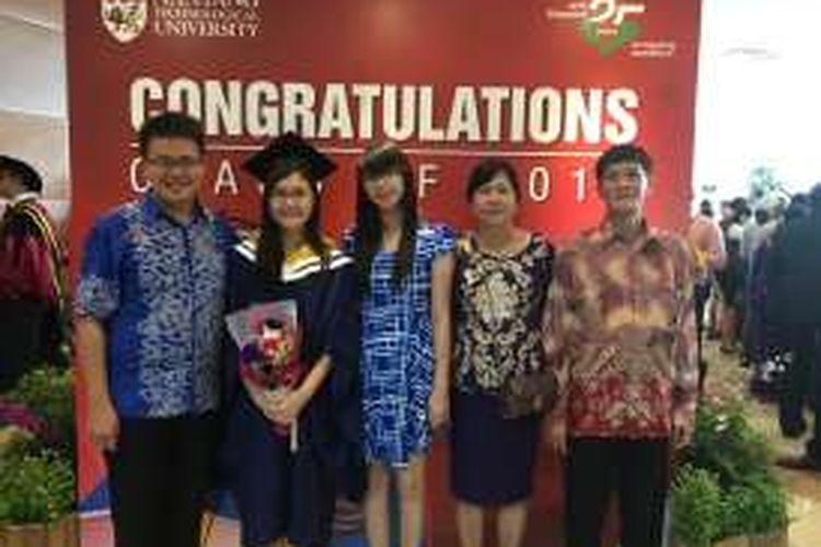 Dewi Suryana dan keluarganya berfoto dalam acara wisuda di Nanyang Technological University Singapura pada 30 Juni 2016.