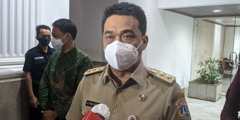 Jakarta Deputy Governor Ahmad Riza Patria speaks with members of the media in the city hall on Monday, January 11, 2021. 