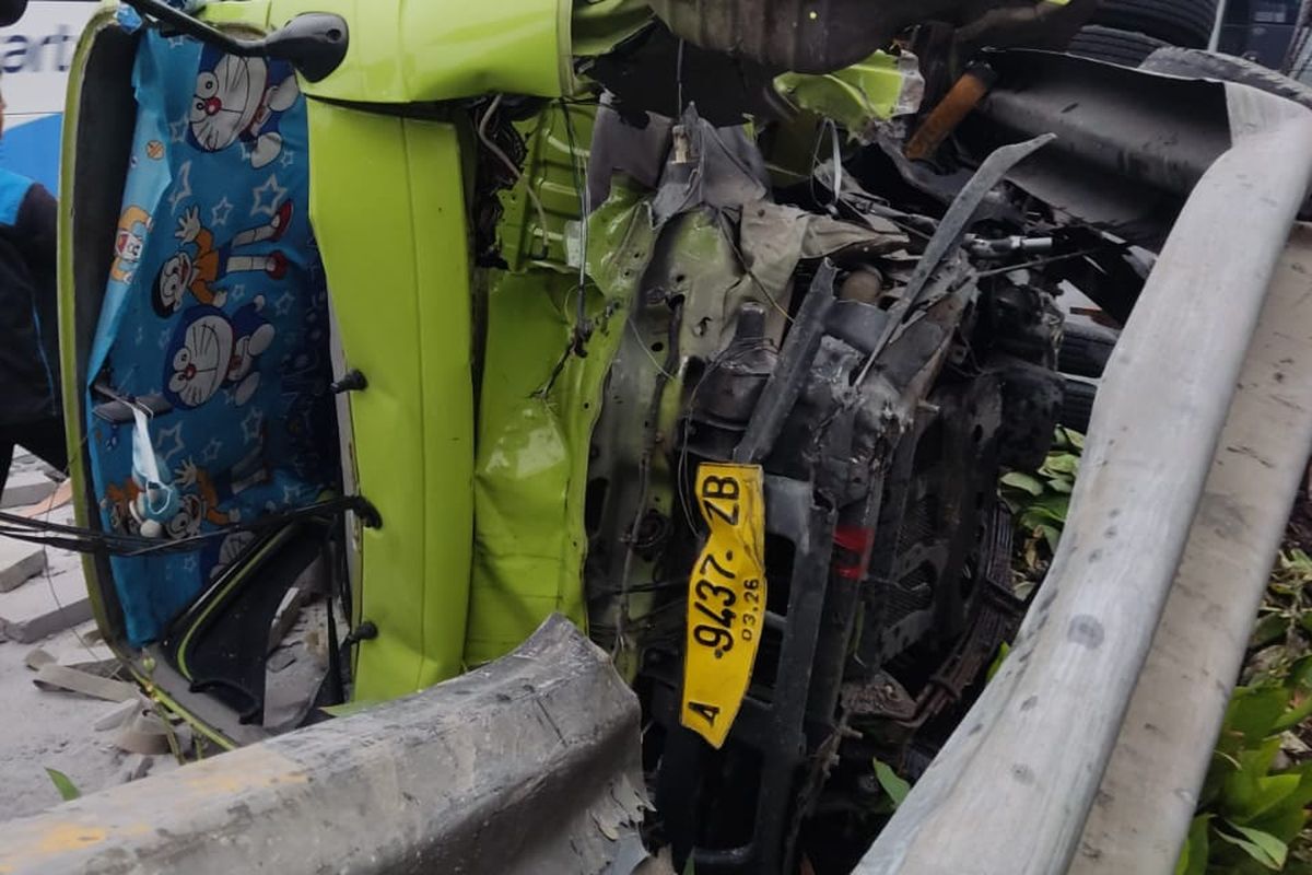Sebuah truk pengangkut hebel atau baja ringan mengalami kecelakaan tunggal di Jalan MT Haryono, Cawang, Jakarta Timur, Jumat (18/2/2022), sekitar pukul 04.30 WIB.