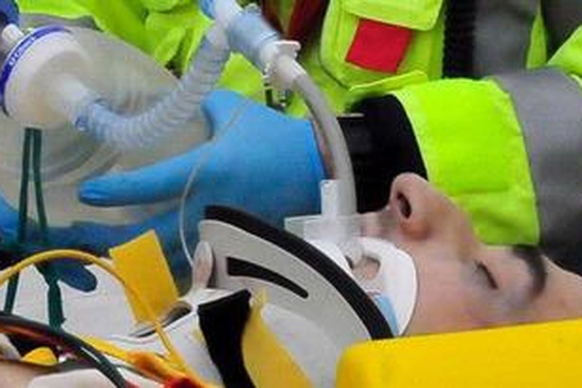 Pebalap Renault, Robert Kubica, mendapat pertolongan dari tim medis setelah dia mengalami kecelakaan reli, Minggu (6/2/11).