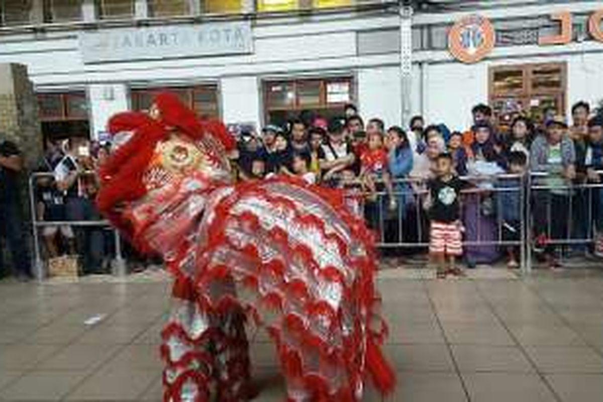 Pertunjukan barongsai di Stasiun Jakarta Kota pada Minggu (7/2/2016).