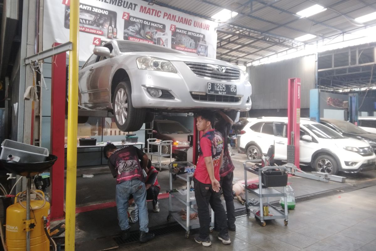 Perbaikan mobil matik di bengkel Domo Transmisi, Kelapa Gading, Jakarta.