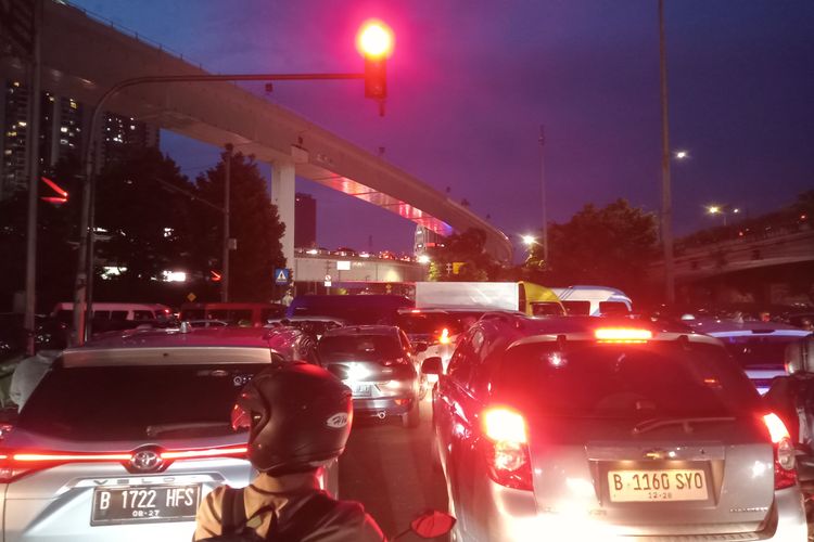 Kemacetan parah terjadi di lampu merah di depan Tol Tomang Raya, Jakarta Barat, Rabu (28/2/2024) malam. 