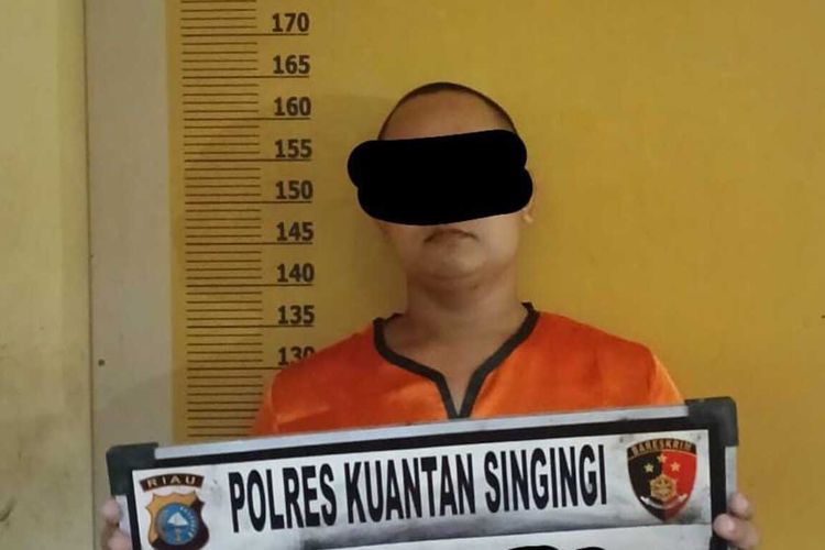 Pria berinisial JP (35) ditangkap polisi karena melakukan pengancaman dengan kekerasan, di Desa Giri Sako, Kecamatan Logas Tanah Darat, Kabupaten Kuantan Singingi (Kuansing), Riau, Selasa (14/5/2024).