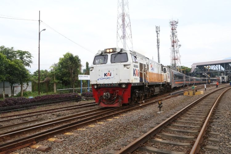 Rangkaian KA Kertanegara saat berangkat perdana dari Stasiun Malang, Jawa Timur, Rabu (10/3/2021)