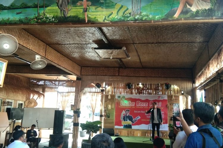 Penyair Peri Sandi Huizche saat tampil dalam Lomba Baca Puisi pada perayaan HUT RI ke-77 Karawang di Waroeng Lengkong Kodim 0604/Karawang, Rabu (10/8/2022) .