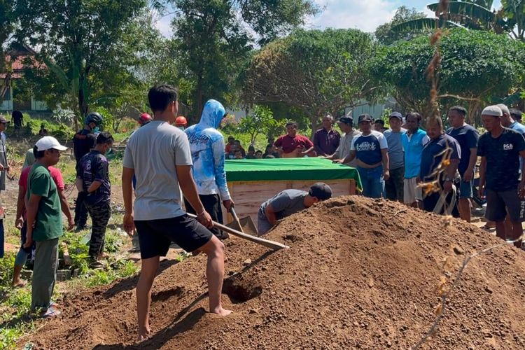Pria Obesitas 200 Kg di Banyuwangi Meninggal, Dimakamkan Pakai Katrol Damkar