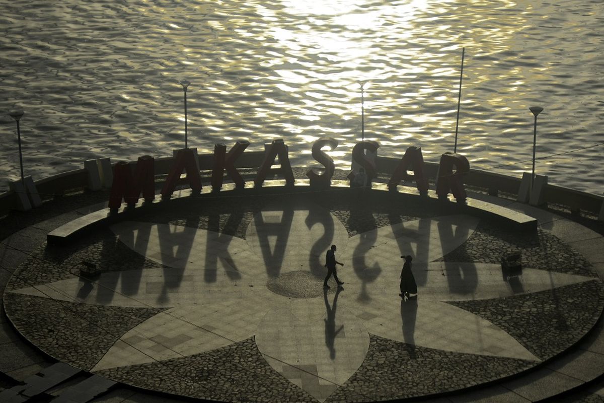 Warga mengunjungi Anjungan Pantai Losari, Makassar, Sulawesi Selatan, Rabu (24/11/2021). ANTARA FOTO/Abriawan Abhe/aww.