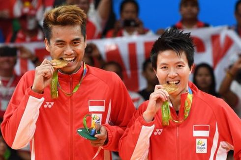 Mengapa Atlet Olimpiade Menggigit Medali Saat Berpose di Podium?