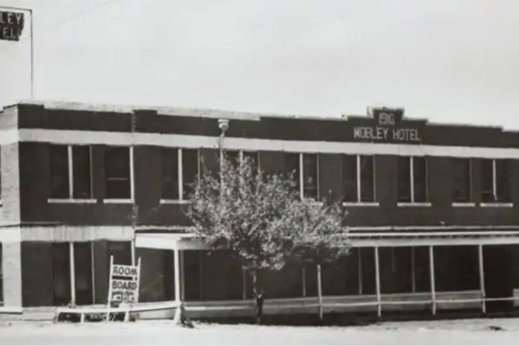 Mobley Hotel, hotel pertama yang dibeli Conrad Hilton. 