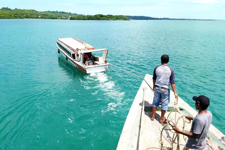 Akibat gangguan mesin, sebuah kapal penumpang KM Nur Rizky mengalami mati mesin di teluk perairan Kaledupa, Kabupaten Wakatobi, Selasa (9/4/2019) siang. Sebuah kapal kecil, menarik kapal KM Nur Rizky menuju ke pelabuhan kaledupa.