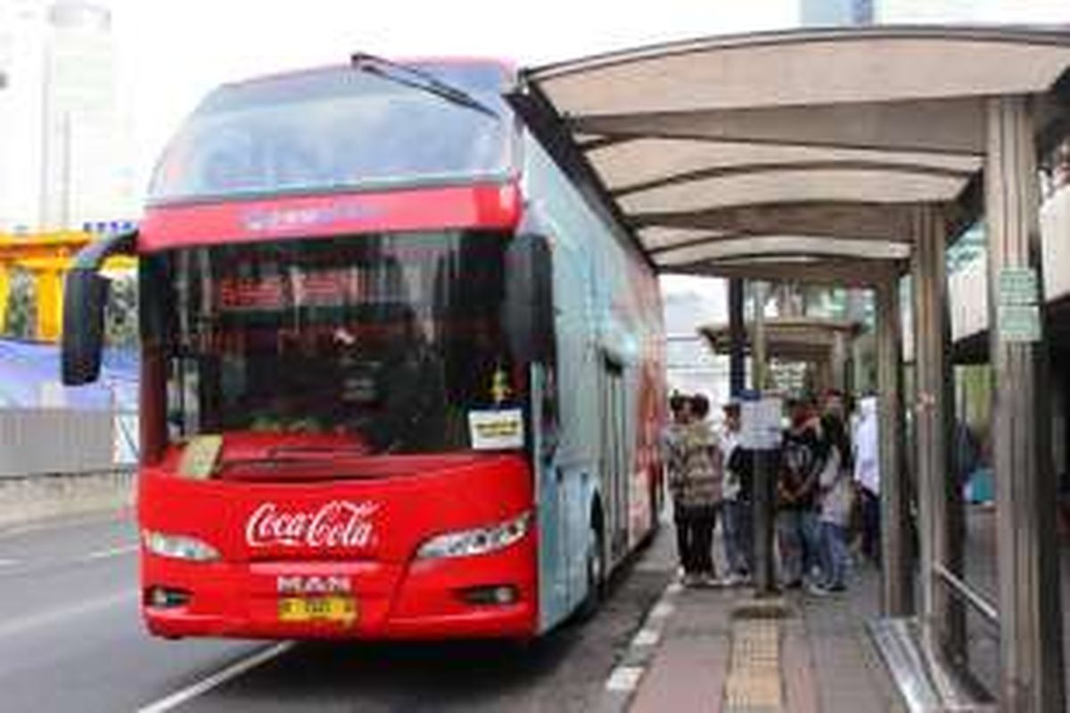 Bus wisata keliling Jakarta yang tiba di halte Bundaran HI. Bus tersebut mengantarkan wisatawannya ke beberapa spot kuliner dan perbelanjaan di Jakarta.