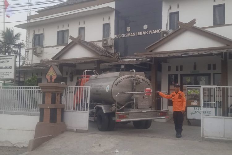Tim BPBD menyalurkan 5.000 liter air bersih untuk Puskesmas Lebakwangi yang terdampak kekeringan di wilayah Cigudeg, Kabupaten Bogor. Dok BPBD