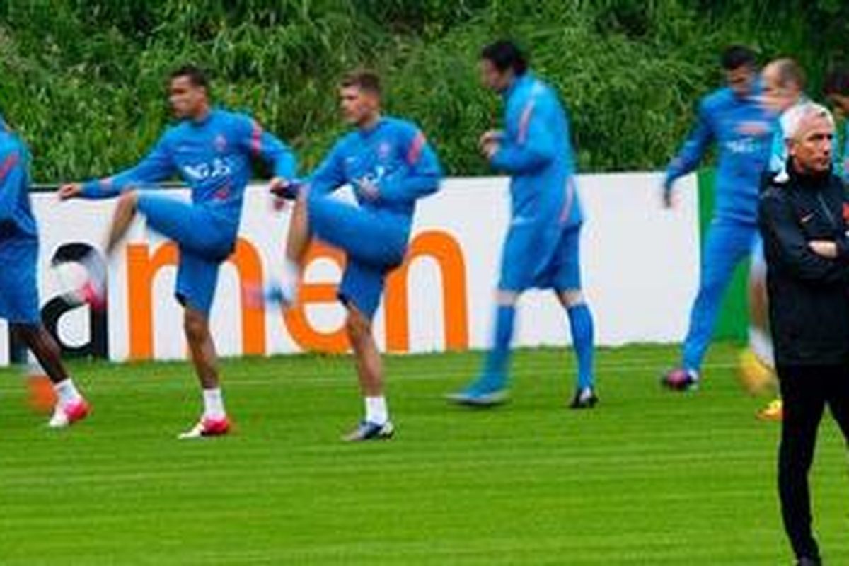 Pelatih Belanda Bert van Marwijk mengamati tim asuhannya saat berlatih di pusat latihan Hoenderloo, Kamis (31/5/2012). 