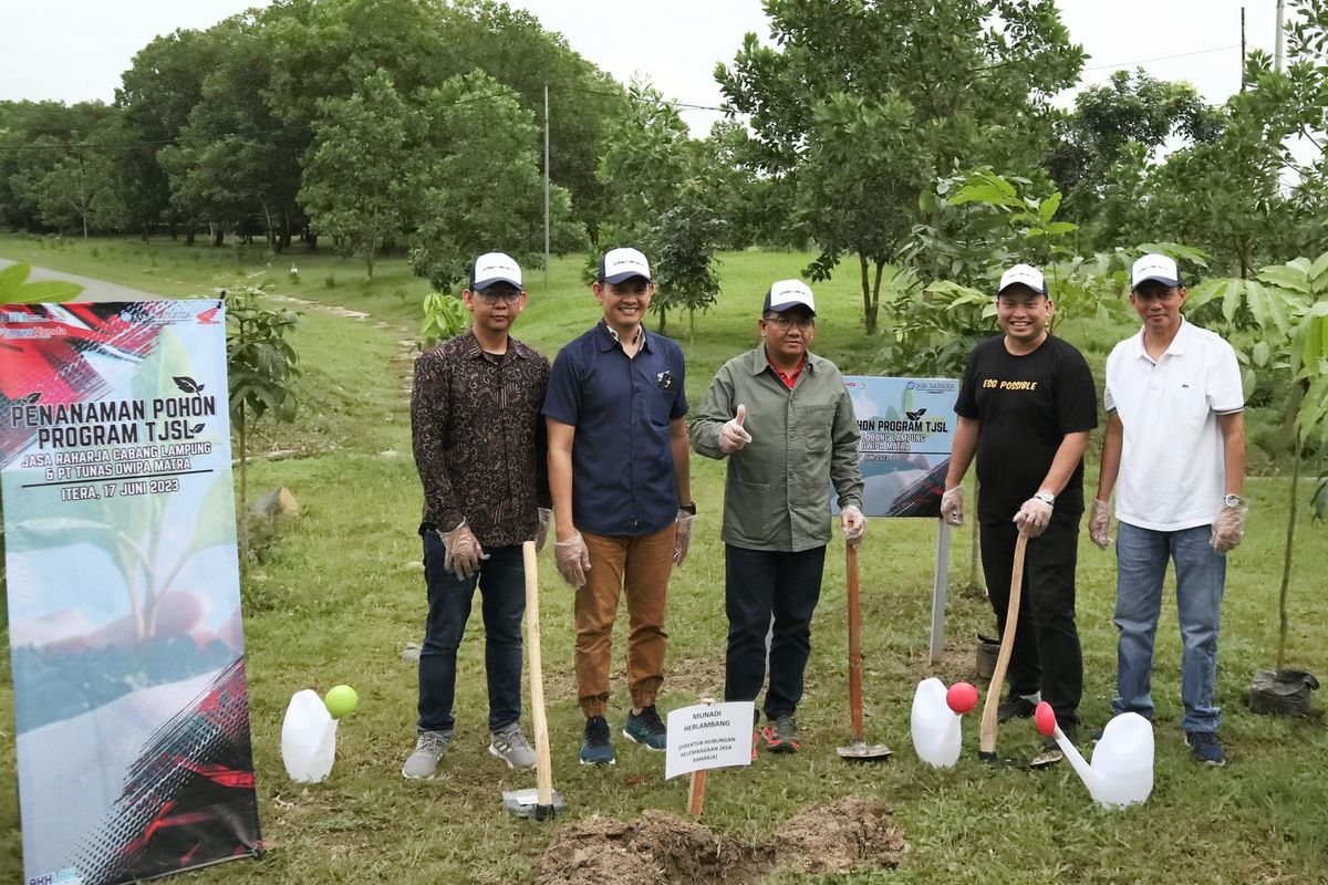  Jasa Raharja bersama PT Tunas Dwipa Matra (TDM) selaku dealer utama sepeda motor Honda di Lampung melaksanakan penanaman 1.000 pohon di lingkungan Institut Teknologi Sumatera (Itera), Sabtu (17/06/2023).
