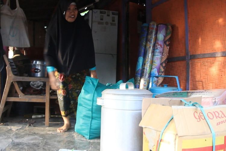 Inilah warga Dusun Ebunut, Desa Kuta, Kecamatan Pujut, Lombok Tengah yang harus angkat kaki dari kampung sendiri, mereka terusir karen lahan mereka telah diklaim oleh ITDC untuk proyek pembangunan Sirkuit MotoGP Mandalika. Kampung mereka berada di tengah tengah lintasan 17 Sirkuit.