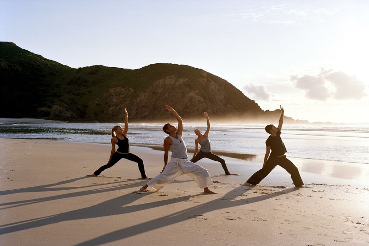 Beryoga sambil menikmati pemandangan samudra di Byron Bay