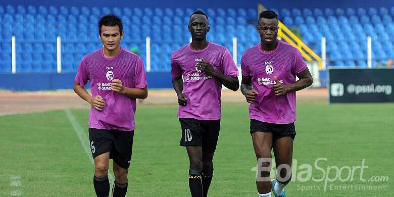 Konate Makan dan Mamadou NDiaye berlatih bersama di stadion Bumi Sriwijaya FC, setelah resmi bergabung dengan tim berjuluk Laskar Wong Kito untuk musim kompetisi 2018.