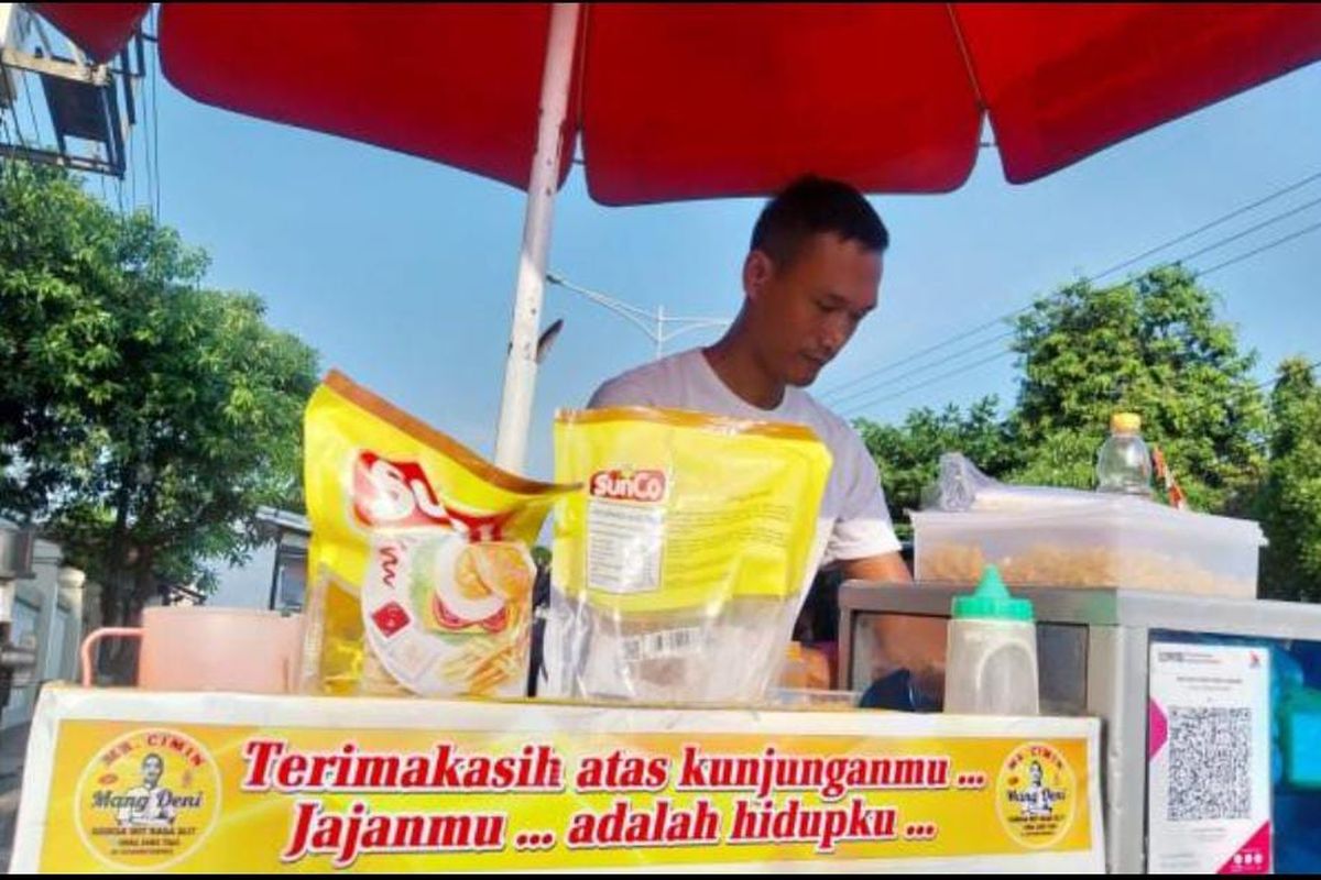 Deny Rahayu, penjual cimin di Majalengka viral karena kerap memberikan jajanan gratis untuk siswa berprestasi. 