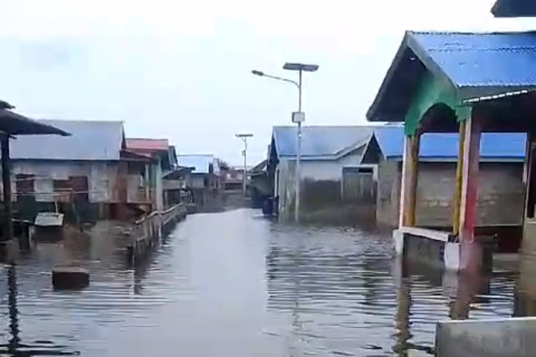 Rumah warga Desa Samparong, Kecamatan Alok, Kabupaten Sikka diterjang banjir rob sejak Minggu (10/3/2024).