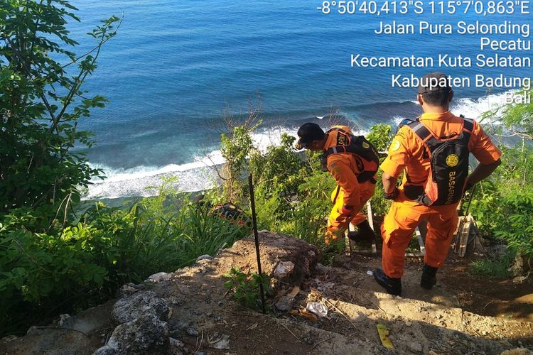 Basarnas Bali melakukan oencarian di sekitar tebing tempat warga Inggris diduga jatuh