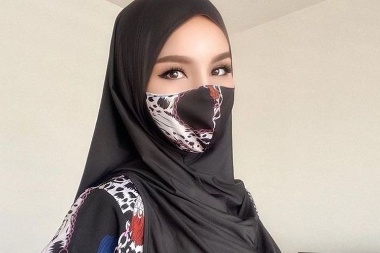 Nur Sajat mendapat kritik karena mengunggah foto-foto menggunakan hijab.