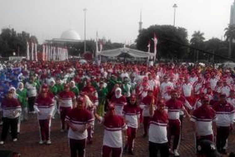 KPU menggelar Senam Sehat Pemilu di Silang Monas, Jakarta Pusat, Minggu (24/11/2013) pagi.