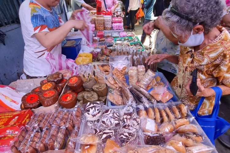 Seorang nenek sedang memilih kue keranjang, di pasar Petak Sembilan, Pecinan, Glodok, Jakarta Barat, Jumat (13/1/2023).