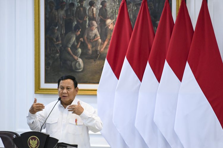 Presiden Prabowo Subianto memberikan arahan saat memimpin sidang kabinet paripurna di Kantor Presiden, Jakarta, Rabu (22/1/2025). Dalam sidang kabinet paripurna tersebut Presiden Prabowo Subianto memuji kinerja Kabinet Merah Putih yang telah bekerja selama tiga bulan. ANTARA FOTO/Hafidz Mubarak A/foc.