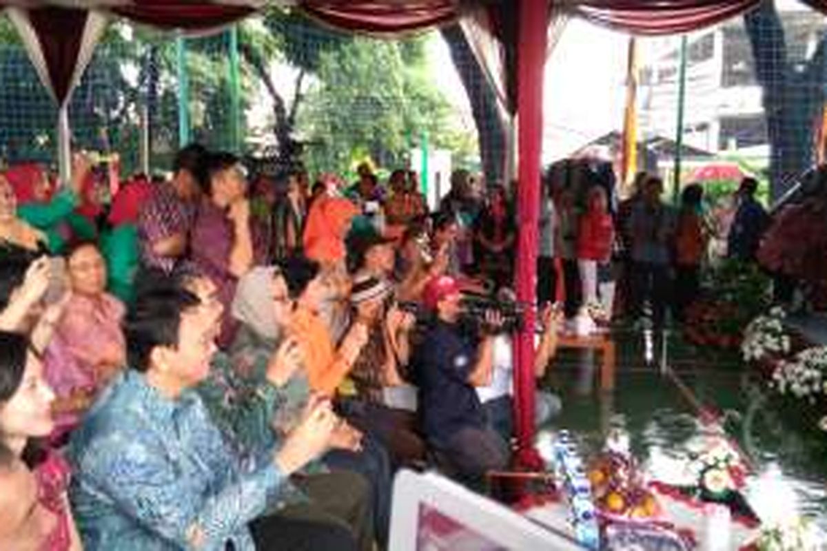 Gubernur DKI Jakarta Basuki Tjahaja Purnama merekam salah satu penampilan para lansia di RPTRA Amir Hamzah, Menteng, Jumat (26/2/2016). 