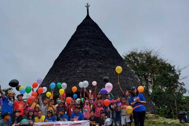 Komunitas Momang Anak Manggarai, NTT memperingati hari Anak Nasional 2022 dengan melaksanakan kegiatan bermain ceria dan menyenangkan bagi anak-anak di Kampung Adat Waerebo, Kecamatan Sataemese, Kabupaten Manggarai, NTT, Minggu, (10/7/2022). Anak-anak dilatih bermain sesuai dengan bakat masing-masing di bidang seni, sains dan matematika. (KOMPAS.com/DOK KOMUNITAS MOMANG ANAK MANGGARAI, NTT)