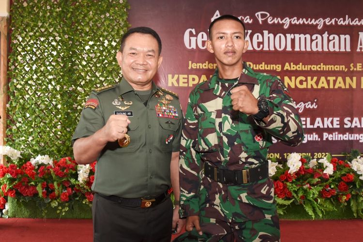 Kepala Staf Angkatan Darat (KSAD) Jenderal Dudung Abdurachman bersama Hens Songjanan.