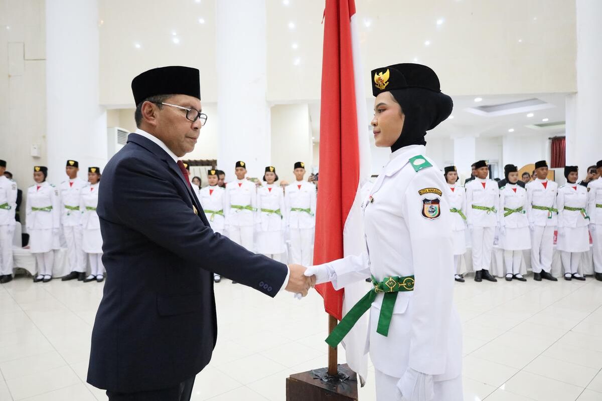 Wali Kota Makassar, Mohammad Ramdhan Pomanto mengukuhkan Pasukan Pengibar Bendera Pusaka (Paskibraka) Kota Makassar 2024, di Baruga Anging Mammiri, Rujab Wali Kota, Kamis (15/8/2024).