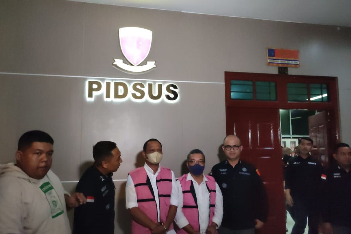 Kejaksaan menahan mantan Kepala Kantor Wilayah (Kakanwil) Badan Pertanahan Nasional (BPN) Sumatera Utara Askani dan Kepala BPN Deli Serdang, Abdul Rahman Lubis, Selasa (14/10/2025). Mereka diduga terlibat dugaan korupsi jual beli aset milik Asset PTPN I Regional I oleh PT Nusa Dua Propertindo (NDP) melalui Kerjasama Operasional (KSO) dengan PT. Ciputra Land seluas 8077 hektar