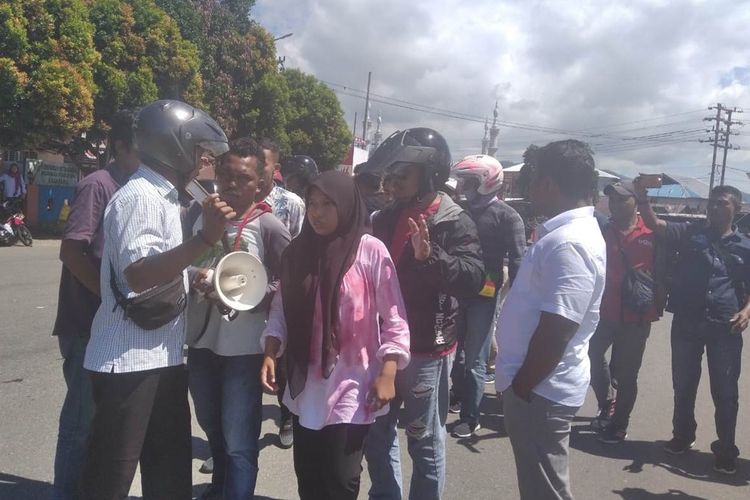 Belasan mahasiswa yang menggelar aksi unjuk rasa menolak kedatangan Presiden Joko Widodo di Maluku, dibubarkan paksa oleh aparat di depan Tugu Pahlawan dr Leimena, Ambon, Senin (28/10/2019).