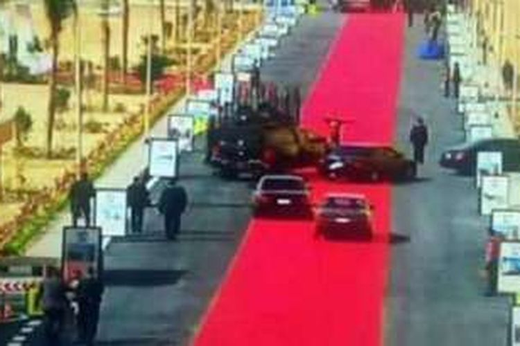 Kendaraan yang membawa Sisi dikemudikan di atas karpet merah saat mengunjungi sejumlah proyek. 